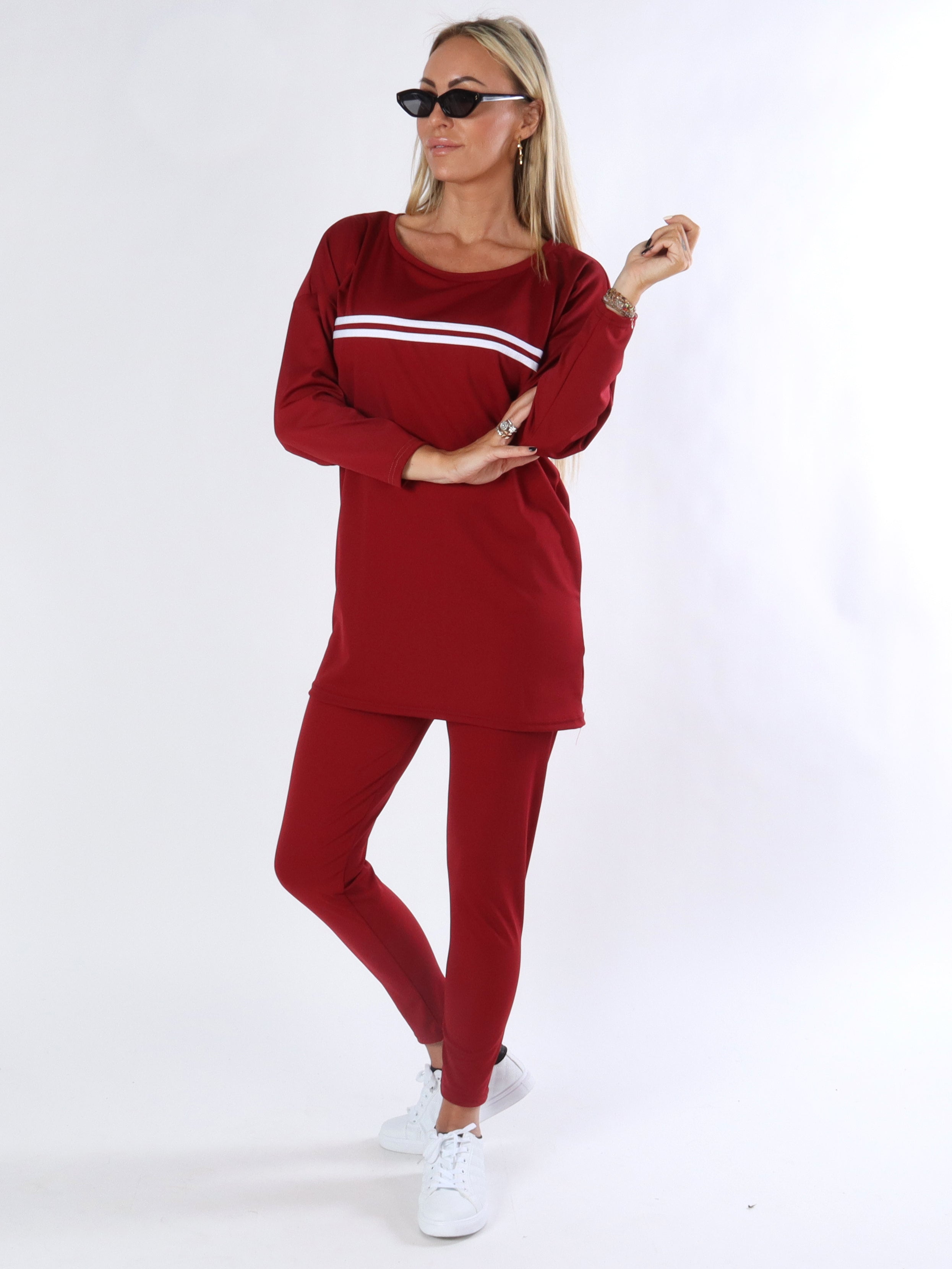 Hilma - Armégrön joggingdräkt i elastiskt tyg med vita ränder